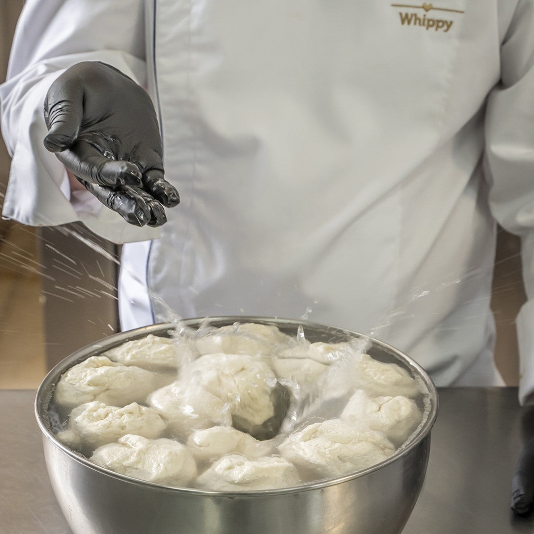 塩味のトルターノ、ナポリサラミ、ピリ辛プロヴォローネ、黒胡椒