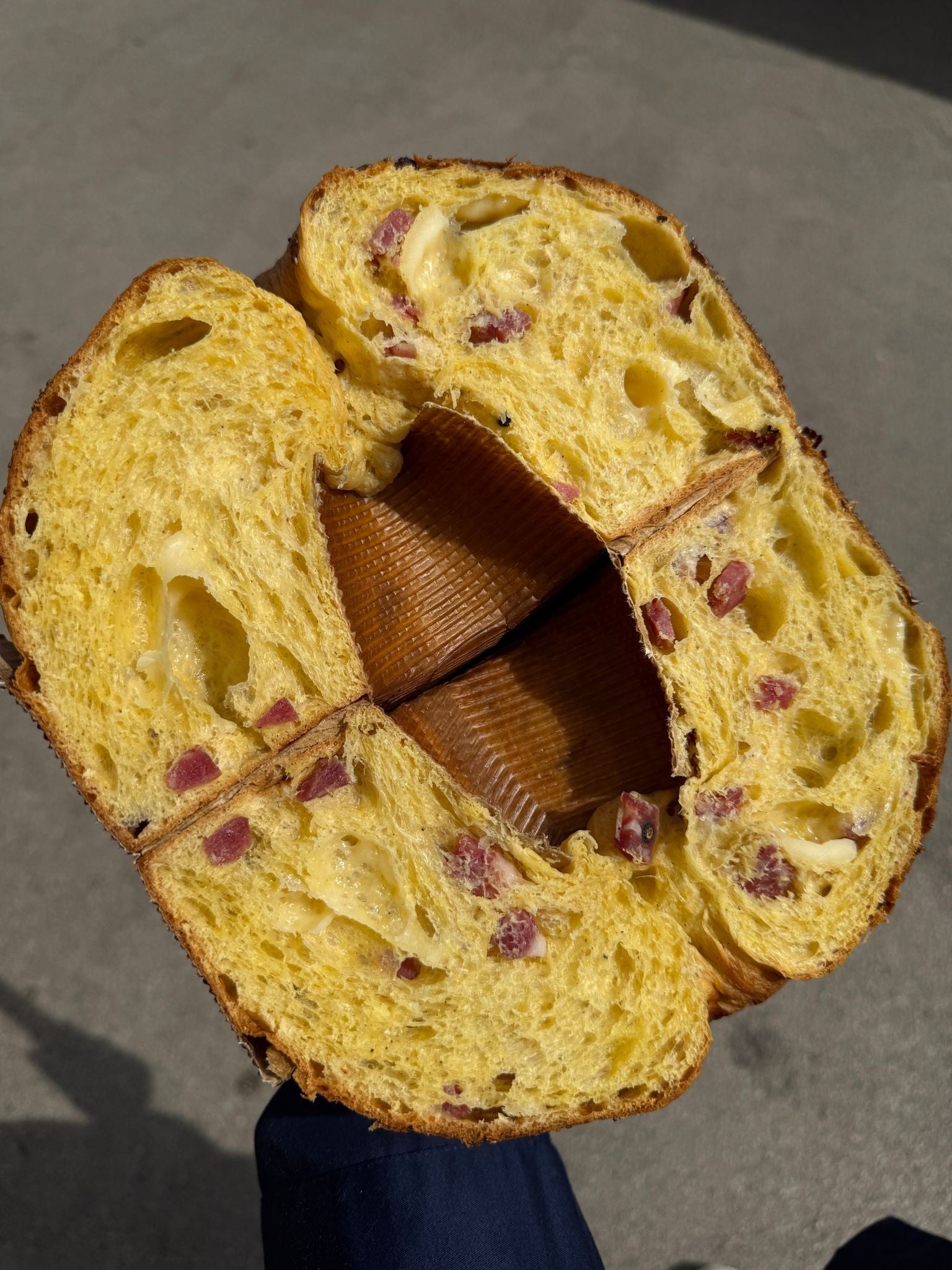 塩味のトルターノ、ナポリサラミ、ピリ辛プロヴォローネ、黒胡椒