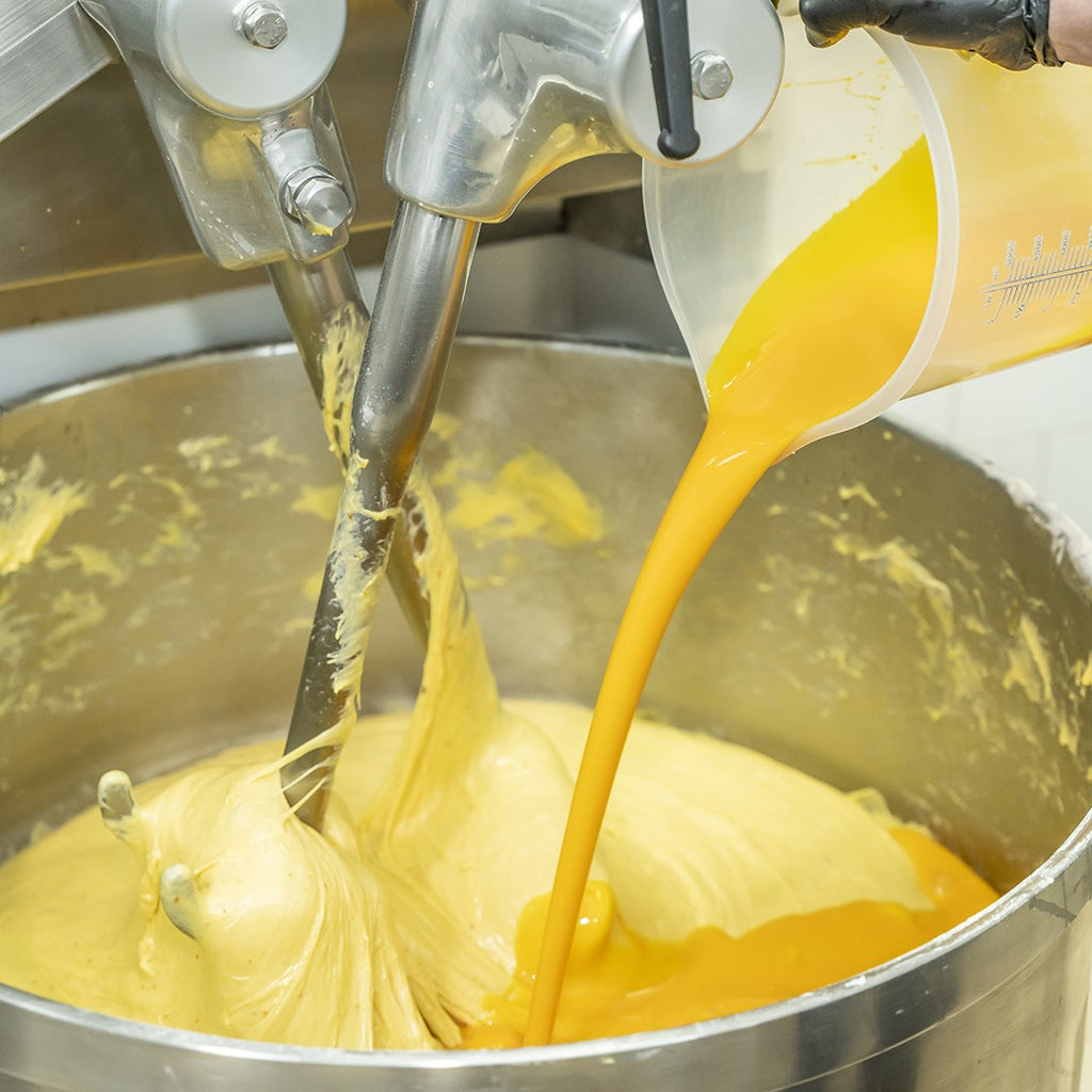 Handwerkliche Colomba Amarena, gefüllt mit kandierten Amarena-Kirschen und Puddingcreme