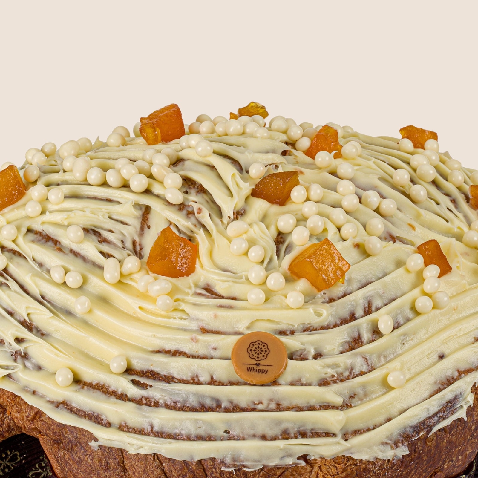 Colomba artigianale Sinfonia, farcita con cubetti di pesca gialla e cioccolato bianco