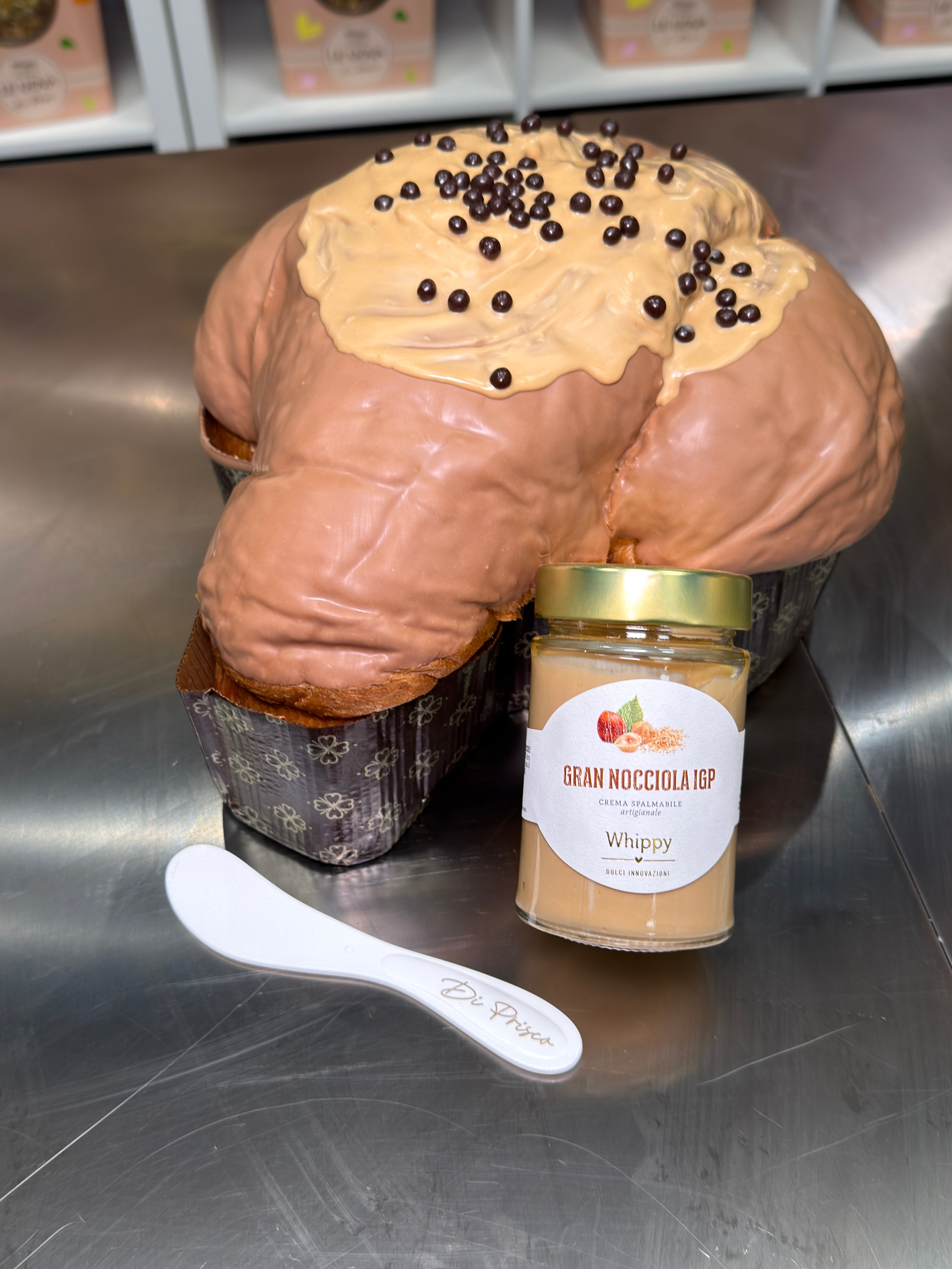 Colomba artigianale Nocciolatte, con vasetto di crema spalmabile artigianale Nocciola IGP del Piemonte