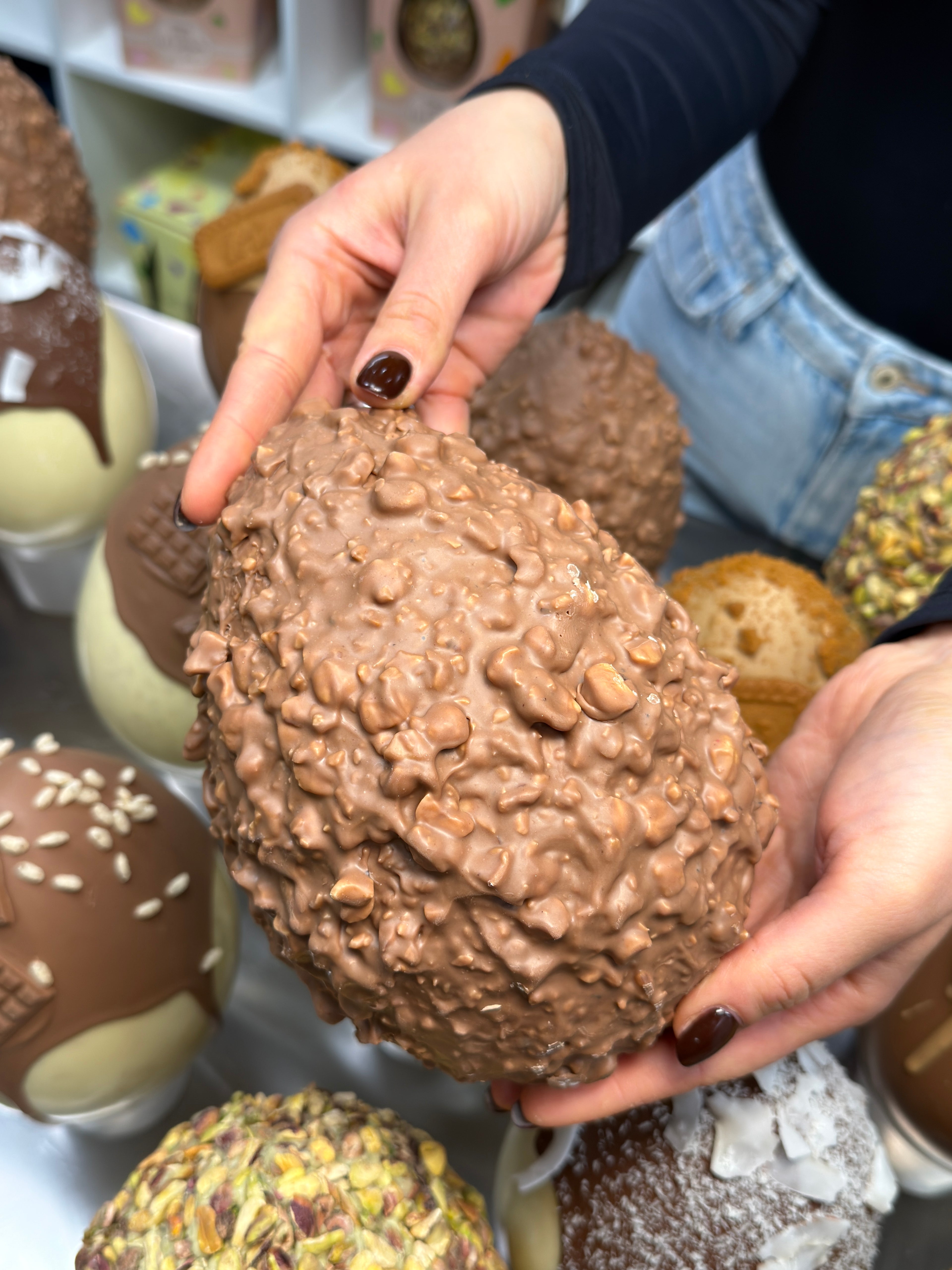 Uovo di Pasqua Nocciolato al latte, con golosa sorpresa