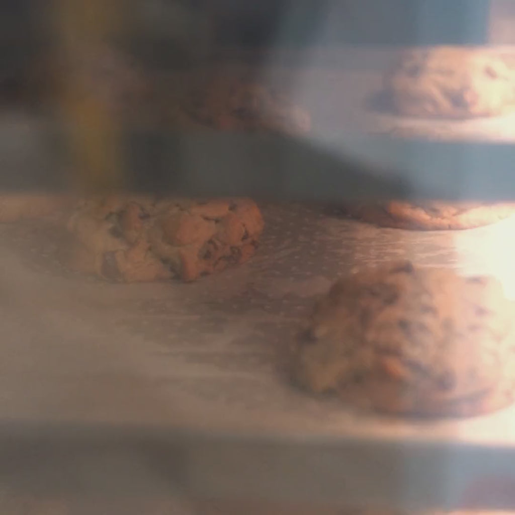 Cookies tradizionali ripieni di crema nocciola e cacao.